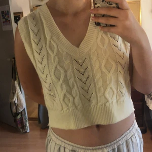 Stickad väst  - Super fin stickad väst från shien som har förvånansvärt bra kvalitet! Mysig för vintern!