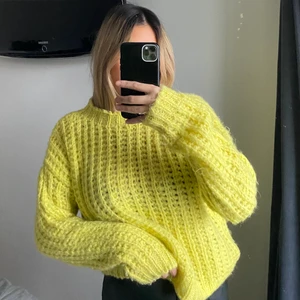 Gul stickad - Gul stickad tröja från bik bok 