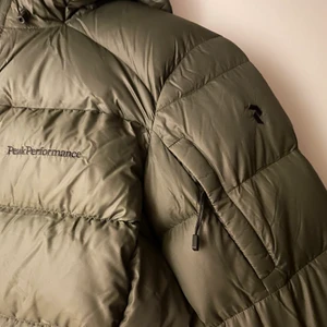 Peak jacka  - Knappt använd peak jacka. Nyskick. Storlek S. Köpren står för frakt. Ordpris 3995kr