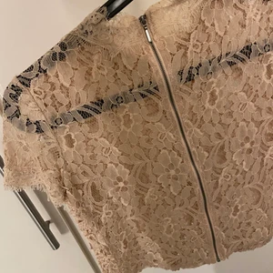 Spets topp zara - Fin spetstopp från zara med blixtlås i ryggen, använd men ändå i bra skick💜