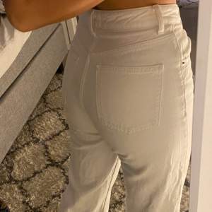 Supersnygga vita jeans från zara, använda ett fåtal gånger! Perfekta till allt😍 köpta för 399kr