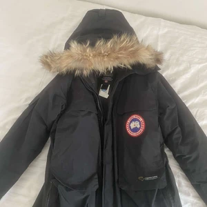 Snygg Jacka - S/M, en jacka i väldigt bra skick som är äkta! Inga fläckar eller märken. Säljer för att den kommer inte till användning och vill ha annat. Hör av er om frågor!