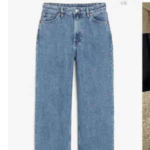 Blå taiki jeans från monki i storlek 33. De är för små för mig och säljs därav, men det är de bästa jeansen jag någonsin ägt. Mycket sköna och sitter som en smäck. Använda över 10 ggr, men som i nytt skick. Nyköpta för 400kr. 🤩 passform är straightleg