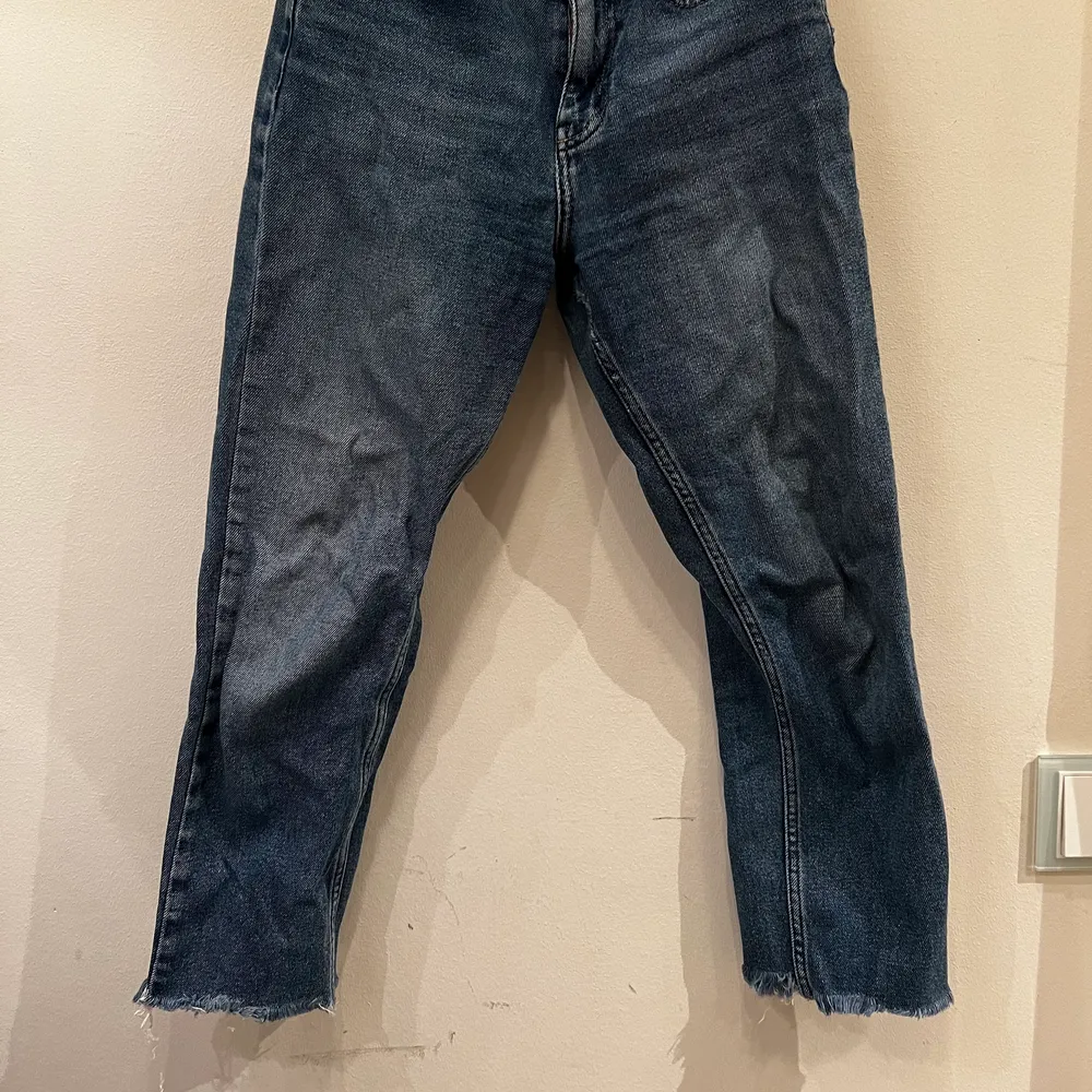 Köpte dessa på Urban Outfitters. W25 L29. Klippt av dem själv. ”Girlfriend jeans”. Jeans & Byxor.