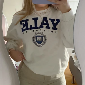 Sweatshirt pull and bear  - Pull and bear sweatshirt i nytt skick. Storlek M, blir lite oversized för en s eller xs som jag är. 