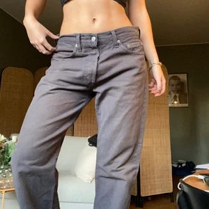 Levis jeans - Tänkte kolla intresset för dessa gråa Levis 501 jeans! Det är en väldigt stor storlek men på mig som är en XS sitter de väldigt snyggt oversized. De är waist 32 och längd 28 passar någon upp till 168cm skulle jag säga, går över skorna på mig som är 163cm💞💞❤️‍🔥