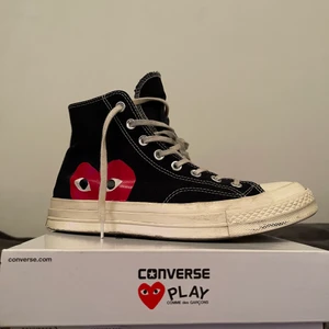 Converse X CDG - Tja, säljer mina converse X CDG som jag har använt till och från, jag säljer dom eftersom jag inte längre använder dom… Köpte dom på NK för 1295, jag skulle säga att cond är 7-8/10, Box och kvitto finns… Det är bara att fråga om det skulle vara något du skulle vilja veta om skon 