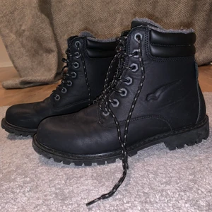 Kängor  - Supersköna kängor! Använda Max 10 gånger. Svarta storlek 41. 