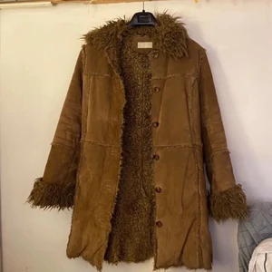 Penny lane coat - En skit snygg och trendig kappa som är jätte varm och gosig nu på vintern. Den är jätte varm så man behöver inte ha så  mycket kläder under.   Älskar den vill knappt sälja men är i behov av pengar:(