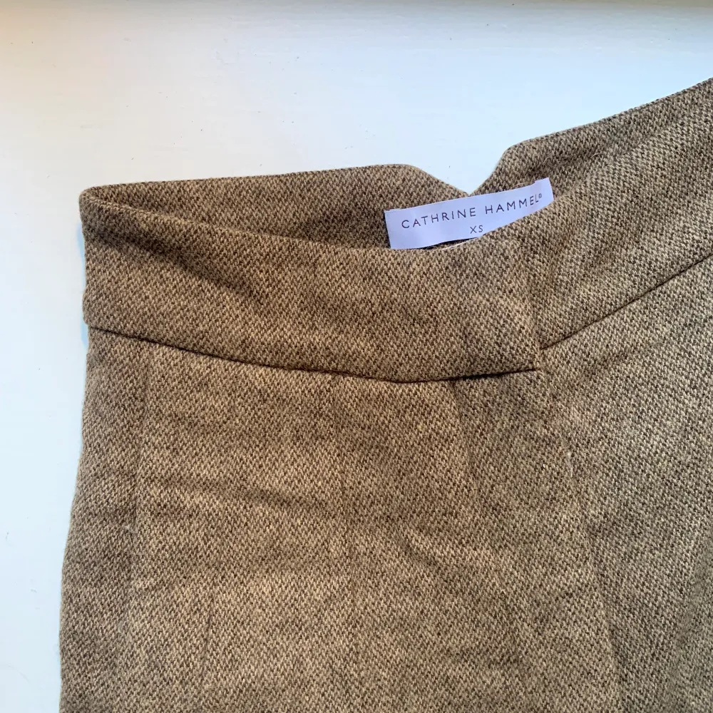 Brun/beigea vida tweedbyxor från Cathrine Hammel i storlek XS. Se tydligare färg på byxorna på bild 2. Nypris 3300:-. Jeans & Byxor.