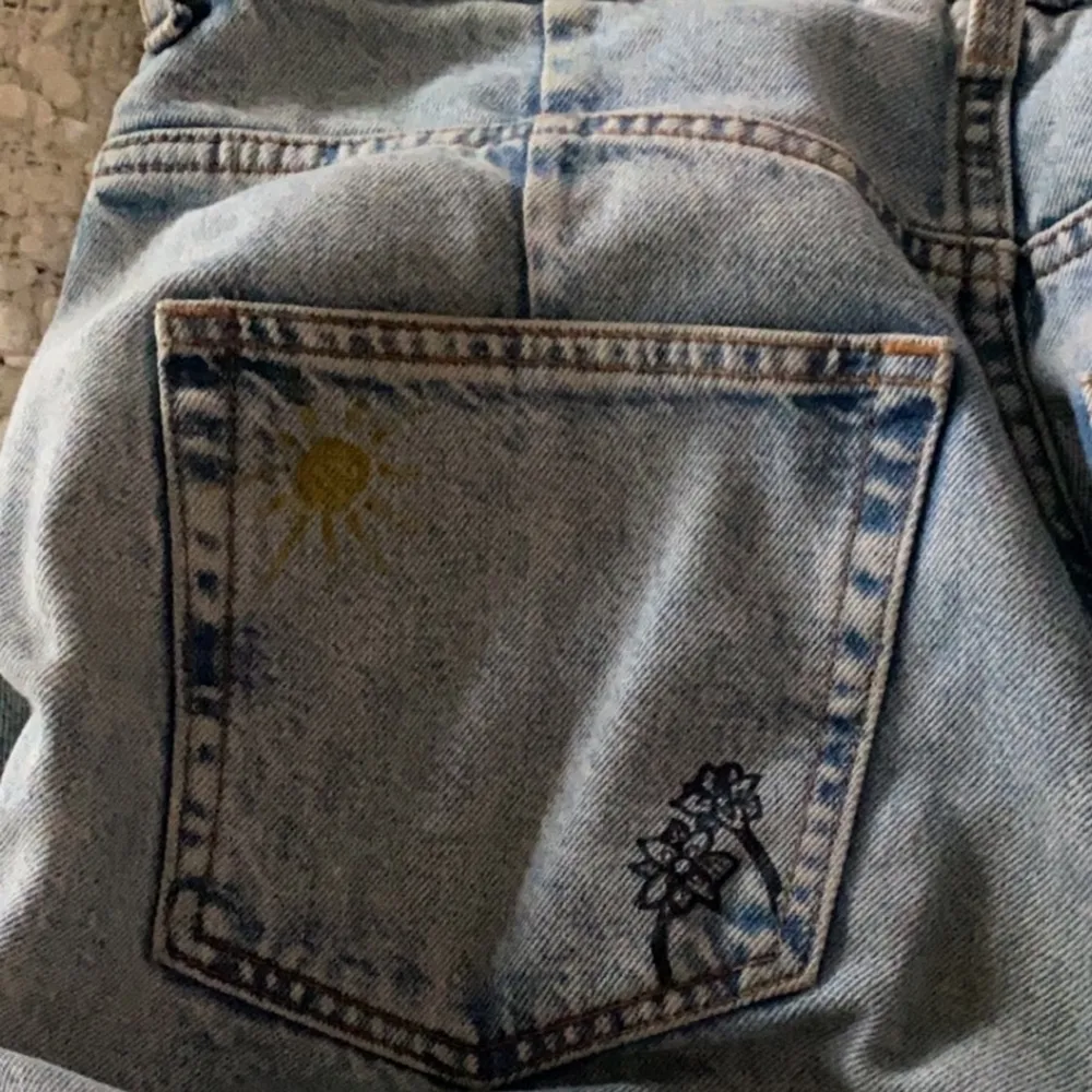 Snygga weekday jeans, ritat någit på baksida. . Jeans & Byxor.