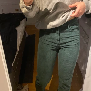 Gröna manchesterbyxor  - Gröna manchesterbyxor från Gina Tricot i strl 36. Aldrig använda, frakt tillkommer. 