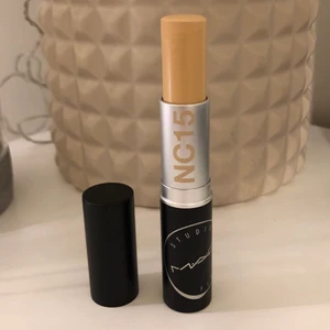 Mac foundation stick - Studio fix soft matte foundation stick från MAC i nyansen NC15. Köp på MACs egen hemsida för 310kr. I princip all produkt kvar som bilden visar, endast testad. Mycket bra kvalite och täcker fint. 