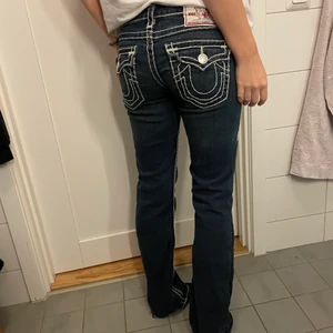True religion jeans - Säljer mina fina trueis för de aldrig kommer till användning, sitter som en smäck på mig som brukar ha 28/27 i jeans och jag är 170