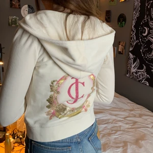 ÄKTA JUICY ZIPUP  - Säljer min juicy couture zipup! Den är i mycket bra skick men är tyvärr för liten för mig 💓 Tror alla rhinestones är kvar! 