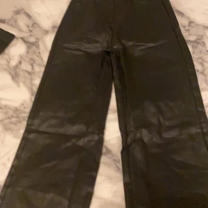 SHEIN - Ganska lång för 12 åringar. Materialen är skinn 