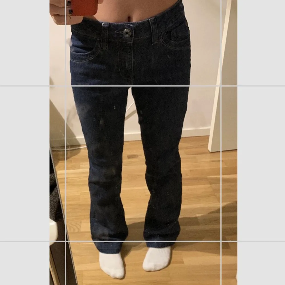 Mid rise jeans från esprit, super fina jeans, dock används de inte längre, lite slitna längst ner💕 Jag är 160cm. Jeans & Byxor.