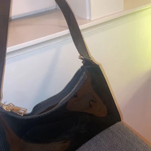 axelväska - Fin axelväska i ett tåligt material. Justerbar axelrem och passar till allt.🤍