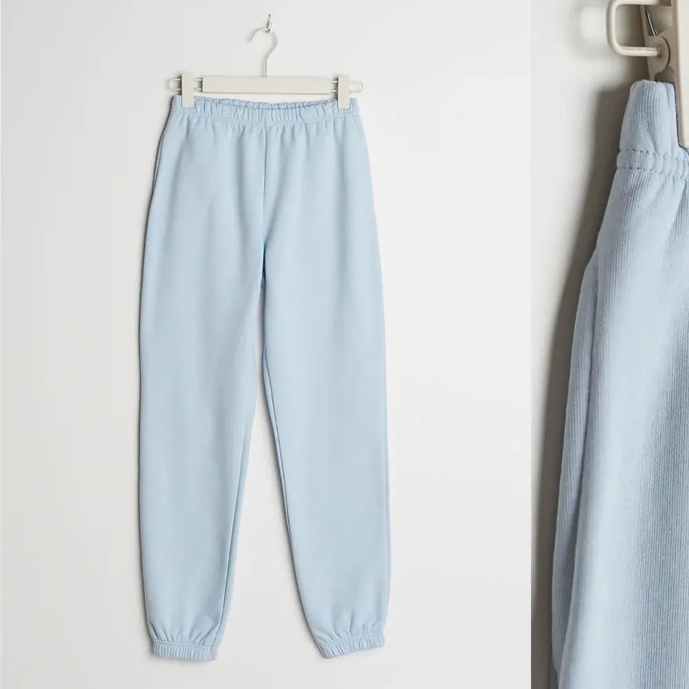 Blåa mjukisbyxor från Gina Tricot! Jätte mjuka! Dma för frågor eller bild på💕 Ordinarie pris:249, knappast använda. Jeans & Byxor.