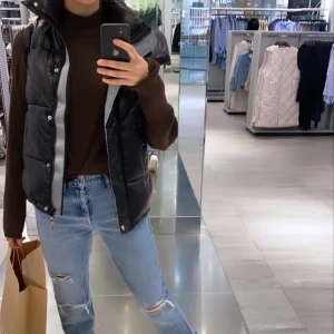 Zara jeans mid - low waist - Snygga slitna Zara jeans, storlek 38. Jag är 178cm och när vanligtvis 36. Går till marken på mig, sömmen vid foten är öppnad för att få dom längre, egna slitningar gjorda.