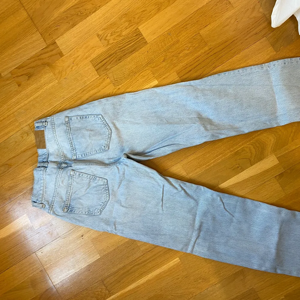 Säljer dessa fina raka ljusblå jeans med hål i. Skriv om du skulle vara intresserad så kan vi komma fram till ett pris💕. Jeans & Byxor.