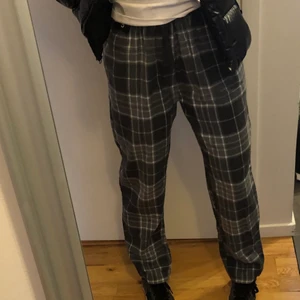 Pyjamasbyxor Cubus - Superfina pyjamasbyxor från Cubus herr. Sitter perfekt på mig som brukar ha XS/S dam. Lappen är kvar så oanvönda. Färgen är grå. Buda från 200kr.         Frakten ingår ej💗