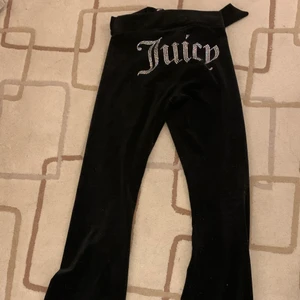 Svarta juicy couture mjukisbyxor  - Svarta juicy couture mjukisbyxor Mycket bra skick. Står storlek M i byxorna men sitter som en S. Har ett bälte framtill. 