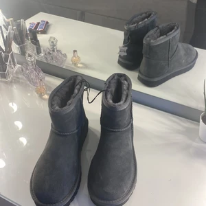 Uggs från skopunkten  - St 37-38. Helt nya, aldrig använda. Alla lappar är kvar. Gråa. Om det önskas kan jag impregnera dem utan extra kostnad. Köparen står för frakten( kan mötas upp i jkpg) . Skriv om det är något ni undrar.