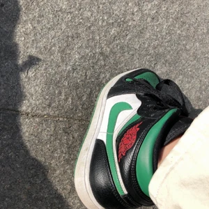 Skor  - Lägger nu ut min jordans mid pine green igen då jag äntligen bestämt mig för att sälja dem. De är använda en del men i väldigt fint skick. Hör av er för intresse och fler bilder. 🍁kramis 