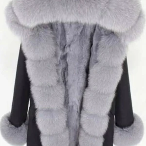 Parkas jacka, äkta päls. Storlek M / S - Jackan är i bra skick. Köpt för ca 1år sen. Knappt använd, då den är lite stor på mig. Vill sälja pga den inte längre passar mig och jag har köpt en ny liknande i min storlek.  ‼️(Priset går att diskutera vid snabb affär) ‼️ passar bra på dig som har st. S också! 