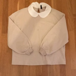 Tröja med spetskrage  - Säljer en söt tröja med spetskrage, använd fåtal gånger men nån fläck! Köparen betalar frakt :)