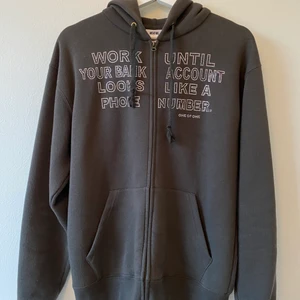 One Of One - One Of One hoodie ”Work until your bank account looks like a phone number”. Storlek S. Använd ett fåtal gånger, som nyskick.