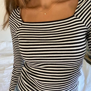 Randig långärmad topp  - Säljer en aldrig använd randig långärmad från Monki som är xs. 