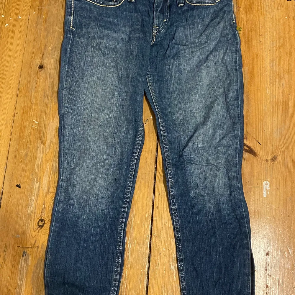 Lågmidjade vintage Levis jeans me slits. Väldigt fina. Jag skulle själv ha behållit dem men dem är tyvärr för små på mig. Storlek s-xs . Jeans & Byxor.