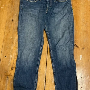 Levis vintage jeans - Lågmidjade vintage Levis jeans me slits. Väldigt fina. Jag skulle själv ha behållit dem men dem är tyvärr för små på mig. Storlek s-xs 