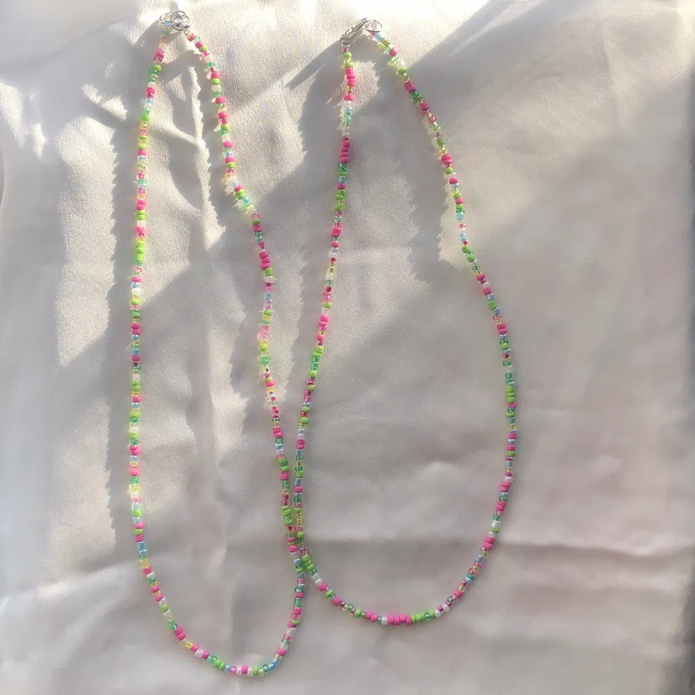 Fina handgjorda halsband utav blandade färger av seed beads. Snyggt att kombinera tillsammans med andra halsband! De är ca 40-45cm, önskar man att få en förlängningskedja kan jag ordna det! Frakt tillkommer på 13kr 💚💗. Accessoarer.
