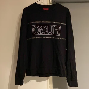 Hugo Boss ”OGUH” sweatshirt - Snygg Hugo Boss sweatshirt som bara är använd ett fåtal gånger. Ännu i väldigt bra skick! 