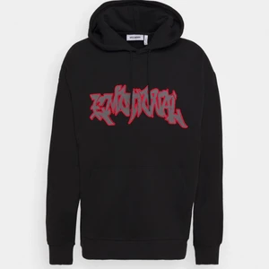 graffiti hoodie - en hoodie från weekday med graffiti tryck! den är M och passar rätt så oversized på mig som är brukar ha s. nypris 450 kr 