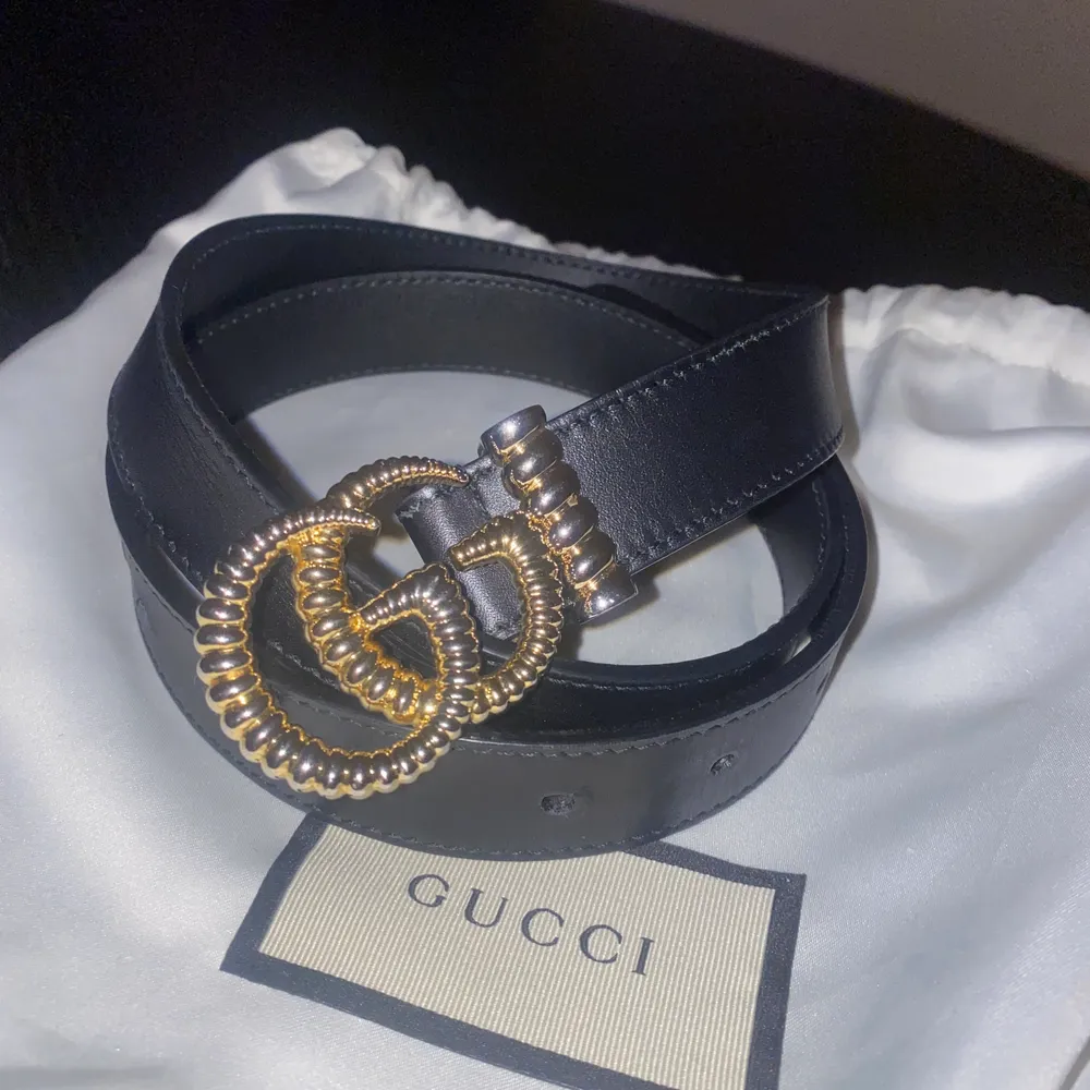 Säljer mitt supersnygga Gucci-bälte inköpt 2019 då den bara legat i lådan sen hösten 2019….kvitto finns och det är sparsamt använt! :) storlek: 80 cm bredd: 2,5 cm. Köparen står för frakten 🥰. Accessoarer.