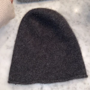 Cahsmere mössa - Säljer min trendiga gråa cashmere mössa 