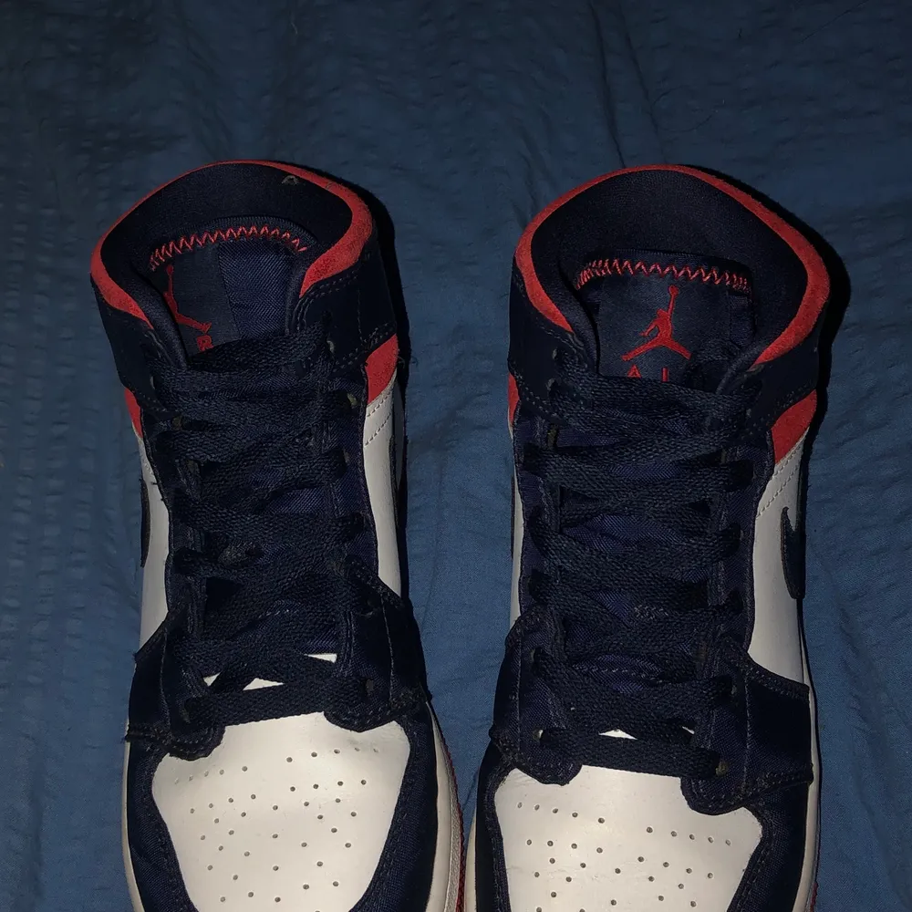 Jeg sælger mine dejlige Jordans da de er for små, de er kun blevet brugt meget få gange og er i god stand. De er blå, røde og hvide. . Skor.