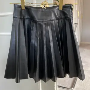 Cool kjol i fejkskinn från HMxnickiminaj