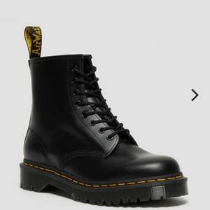 Helt nya Dr. Martens ( 1460 Pascal ). Aldrig använda, bara testade. Säljer pga. fel storlek. Köpta i deras butik för 2200 kr. Första bilden är lånad och inte exakta modellen. Hör av dig ifall du är intresserad eller har fler frågor om skorna! 