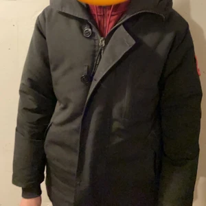 Canada goose chateau parka vinter jacka - Jacka är i storlek m, den är i helt okej skick, jackan saknar 3 knappar, den behöver kemtvättas, Jackan är 1 år gammal.