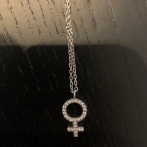 Halsband med kvinnomärket - Säljer detta knappt använda silver halsband med kvinnomärket. Fråga om de något ni undrar över💕💕💘