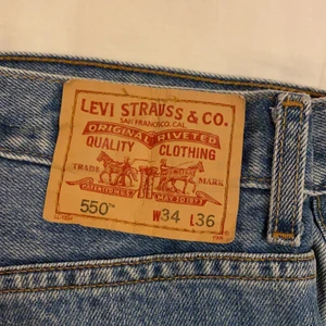 Levis jeans 550 relaxed fit herrmodell  - Säljer nu dessa skitsnygga levis jeans som har en relaxed passform och sitter skitsnyggt på kroppen. Dom är i storlek 34 i midjan och 36 i längden. Det är knappt använda, inga hål och inget märke någonstans. Kom privat för att diskutera pris och för fler bilder. Frakt förekommer!