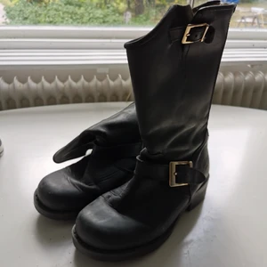 Jättefina Johnny Bulls stövlar  - Jättefina äkta Johnny Bulls stövlar. Endast använda 2 gånger. Jättebra skick. Köptes för 1299kr. Kan skickas ! 💫BUDA EJ OM DU INTE HAR MÖJLIGHET ATT BETALA💫