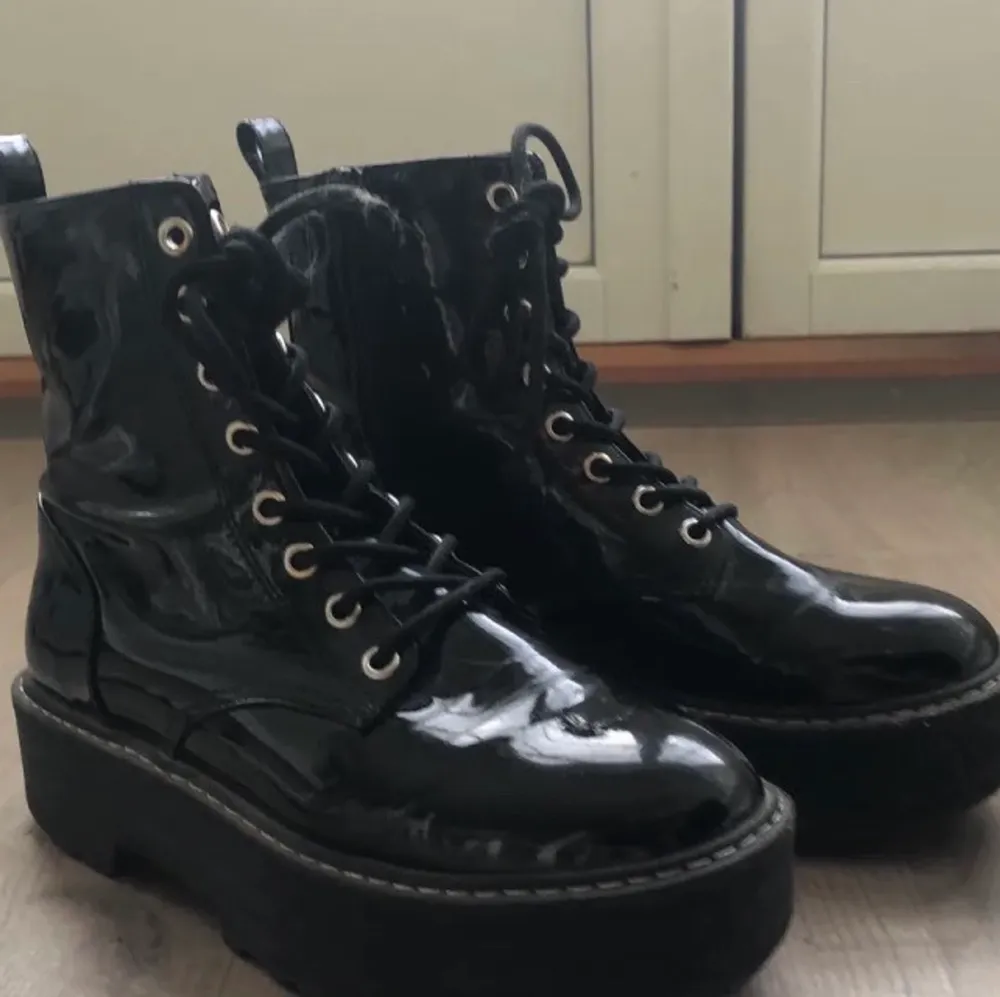 Säljer dessa svarta boots från H&M. Inte använda så jätte mycket. Säljer då de var förstora och köpte de av en tjej så kunde ej lämna tillbaka dem. ❤️. Skor.