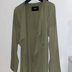Trenchcoat bikbok - säljer denna då jag aldrig använt den, bara testat. Köparen står för frakten🥰