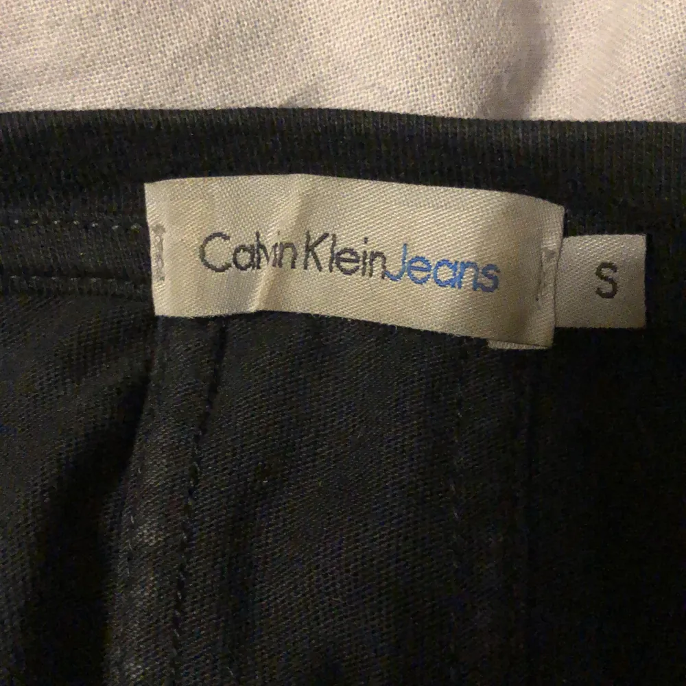 Äkta Calvin Klein t-shirt  •Använt 2-3ggr  •Storlek S •349kr + frakt 📦  •Säljs på grund av den inte kommer till användning.. T-shirts.